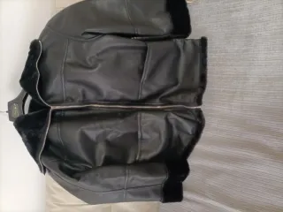 Chaqueta de cuero negra con forro