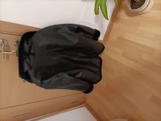 Chaqueta de cuero negra con forro