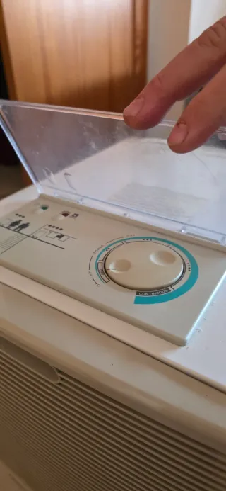 Deshumidificador gris y blanco