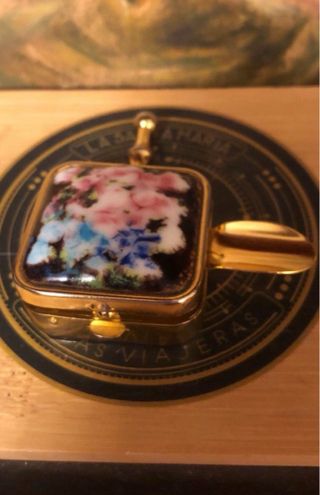 Cenicero portátil antiguo floral