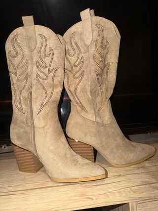 Botas Cowboy Beige con Detalles Dorados