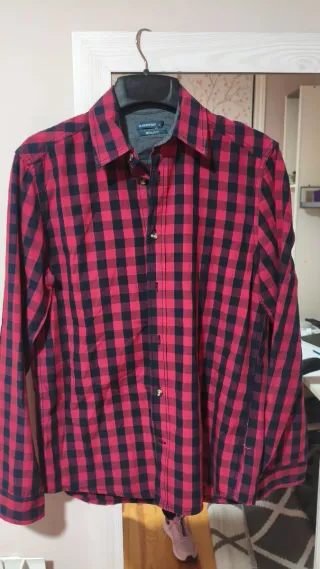 Camisa de cuadros roja y negra
