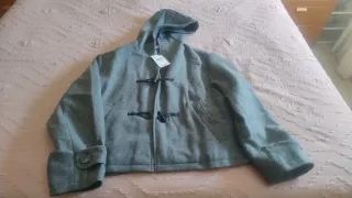 Abrigo corto gris con capucha