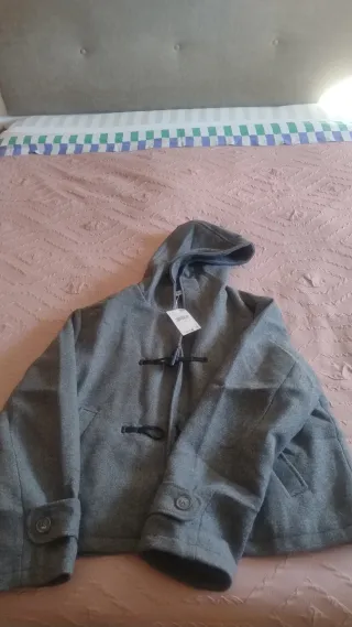 Abrigo corto gris con capucha