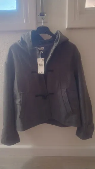 Abrigo corto gris con capucha