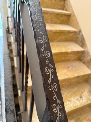 Baranda de forja con detalles verdes