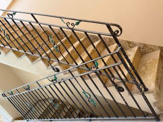 Baranda de forja con detalles verdes