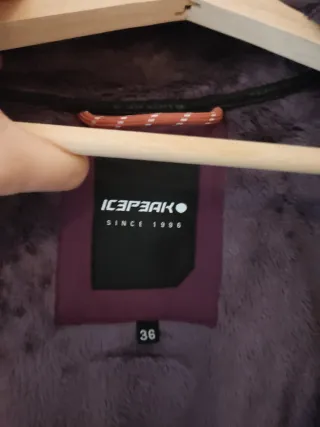 Chaqueta impermeable morada