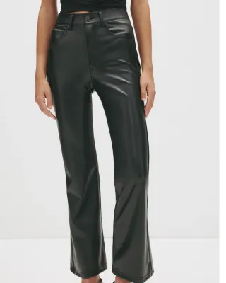 Pantalones negros efecto piel campana