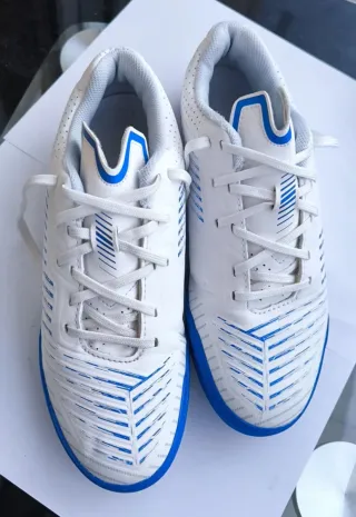Zapatos de fútbol blancos y azules