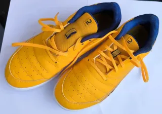 Zapatos de fútbol blancos y azules