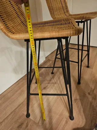 Taburete alto de mimbre y metal