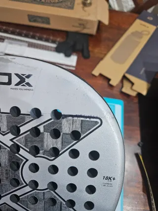 Pala de pádel NOX AT10 18k Luxury Series