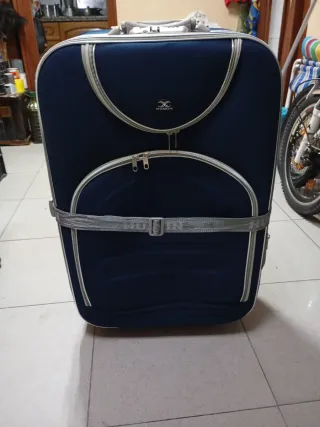 Maleta de viaje azul y plateada