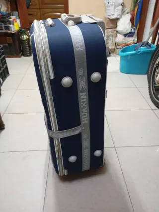 Maleta de viaje azul y plateada