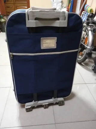 Maleta de viaje azul y plateada