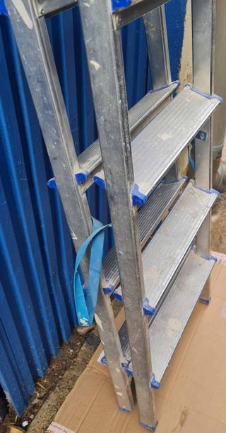 Escalera aluminio 5 peldaños plegable