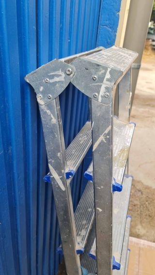 Escalera aluminio 5 peldaños plegable