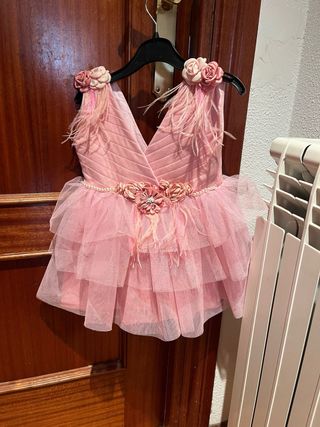 Vestido de niña rosa con flores y plumas
