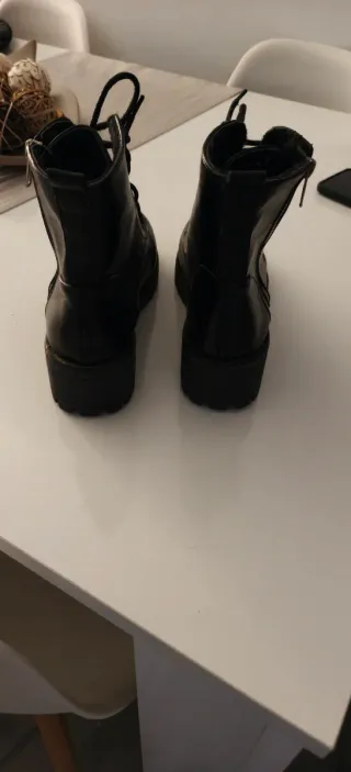 Botas negras con cordones y cremallera