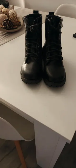 Botas negras con cordones y cremallera