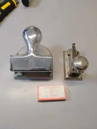 Grapadora y perforadora metálica El Casco