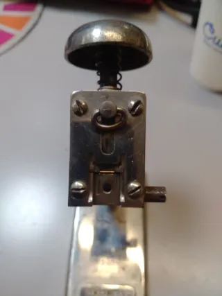 Grapadora y perforadora metálica El Casco