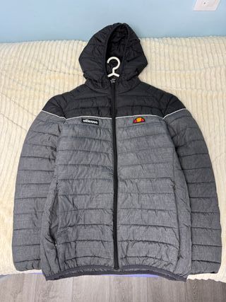 Chaqueta acolchada Ellesse gris y negra