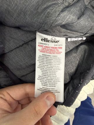 Chaqueta acolchada Ellesse gris y negra