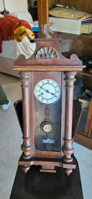 Reloj de cuco antiguo de madera para restaurar.