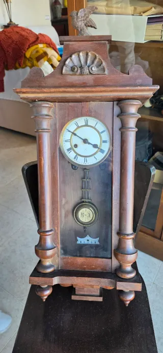 Reloj de cuco antiguo de madera para restaurar.