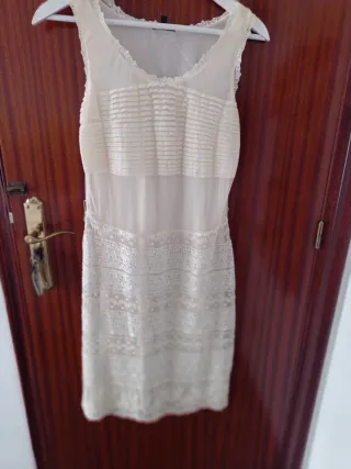 Vestido beige de encaje