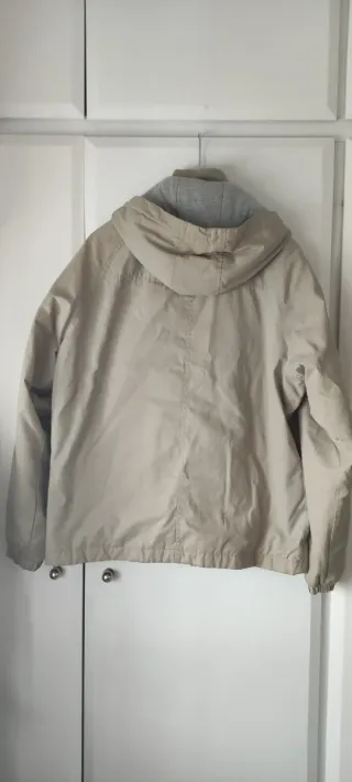 Chaqueta beige con capucha para hombre