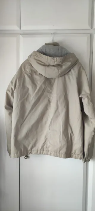 Chaqueta beige con capucha para hombre