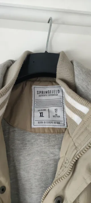 Chaqueta beige con capucha para hombre