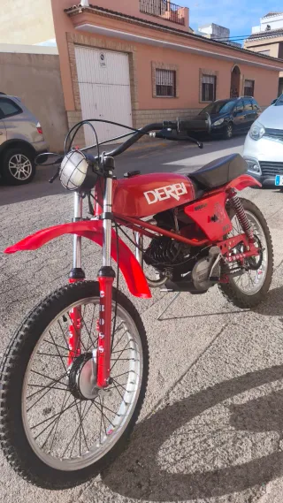 Moto clásica Derbi Roja