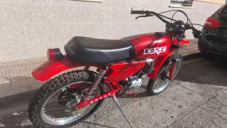 Moto clásica Derbi Roja