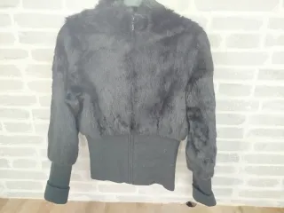 Abrigo pelo conejo natural ajustado negro