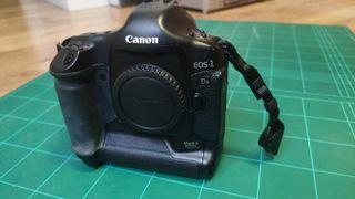 Cámara Canon EOS 1Ds Mark II + Cargador de bateria