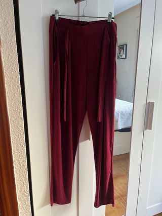 Pantalón granate con cinturón