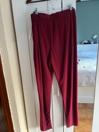 Pantalón granate con cinturón