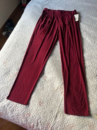 Pantalón granate con cinturón