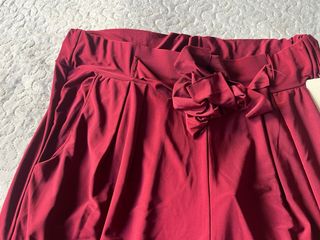 Pantalón granate con cinturón