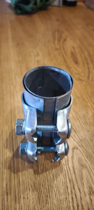 Abrazadera de escape metálica