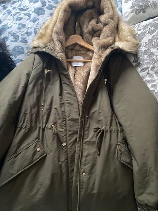 Abrigo verde con capucha y pelo