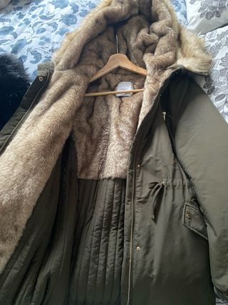 Abrigo verde con capucha y pelo