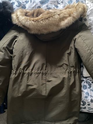 Abrigo verde con capucha y pelo