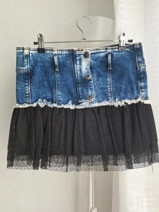 Falda mini vaquera con tul negro