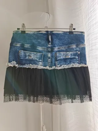 Falda mini vaquera con tul negro