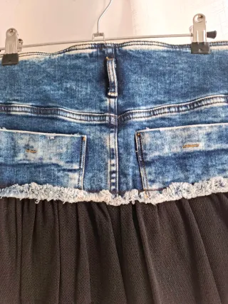 Falda mini vaquera con tul negro